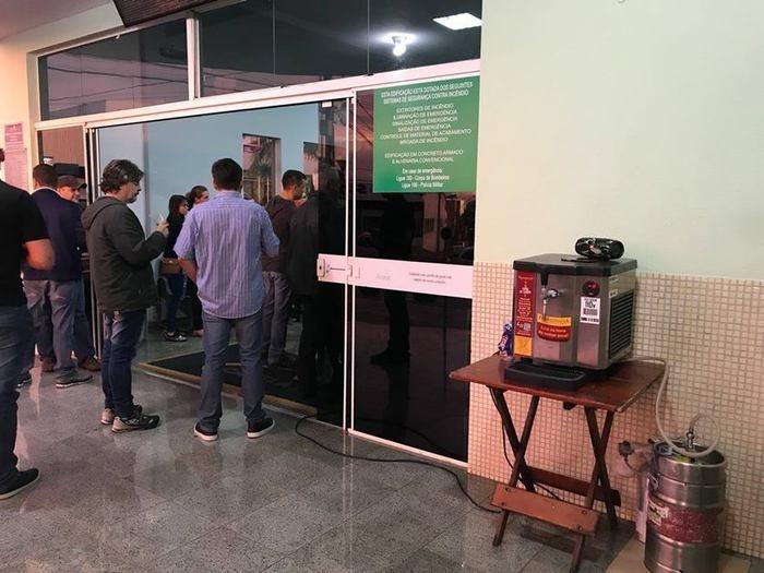 Neto atende último pedido de avô e faz velório com chope e viola