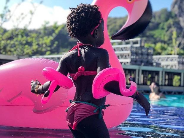 Giovanna Ewbank posta foto de Titi na piscina e fãs fazem elogios