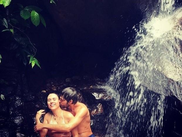 Tatá Werneck curte banho de cachoeira com Rafael Vitti no Rio