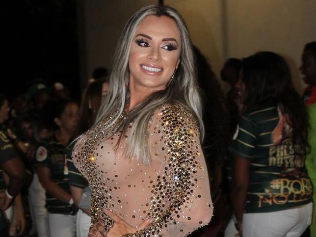 Juju Salimeni curte noite de samba com vestidinho transparente