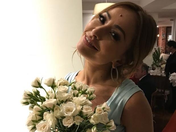 Sabrina Sato pega o buquê de Ticiane: