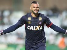 Palmeiras encaminha acerto com o goleiro Weverton, do Atlético-PR