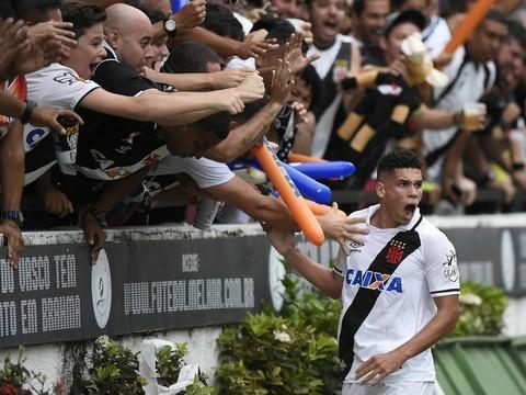 Vasco bate Ponte Preta em São Januário lotado e vai à Libertadores