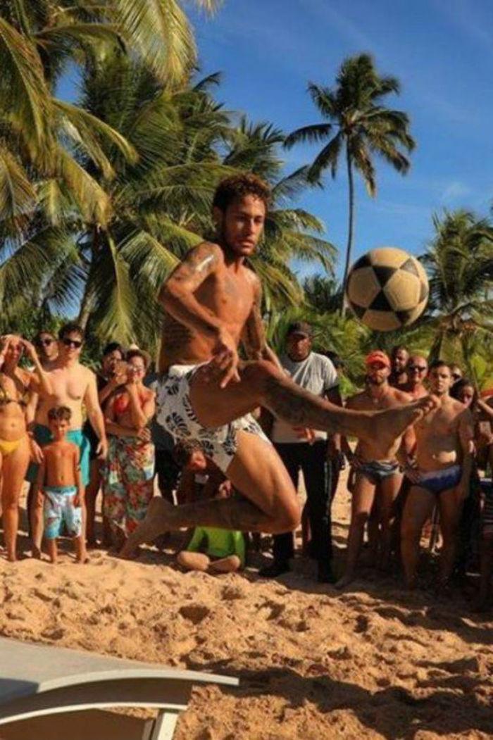 Neymar é observado por turistas enquanto joga futvolei (Crédito: Reprodução)