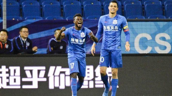Oba Oba Martins comemora gol marcado pelo Shanghai Shenhua, da China (Crédito: Getty)
