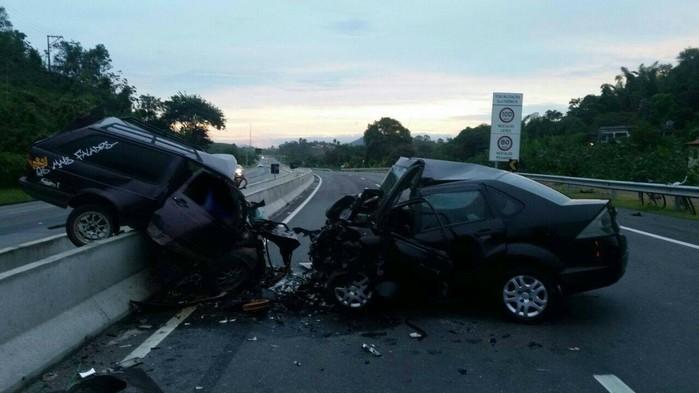 Colisão frontal entre dois carros deixa mortos e feridos na BR-101 em Rio Bonito (Crédito: Divulgação/PRF)