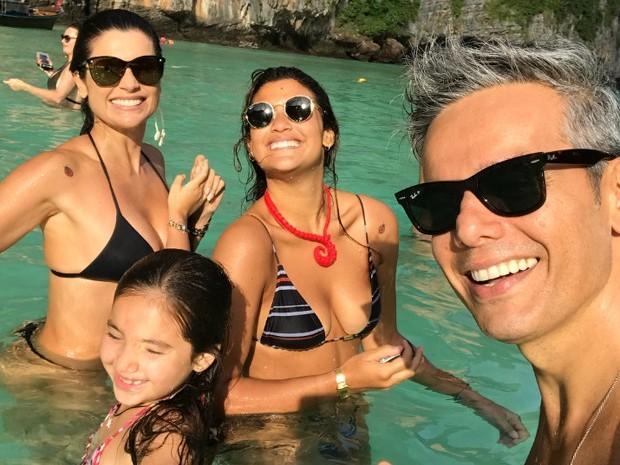 Flávia Alessandra posa com a família em praia na Tailândia