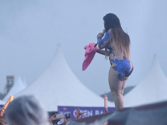Simone ousa com look transparente em show com Simaria