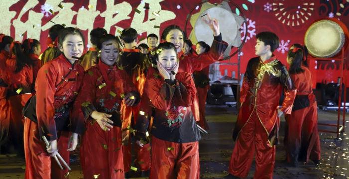 Participantes de apresentação artística posam para foto após a chegada de 2018 em Beijing, na China