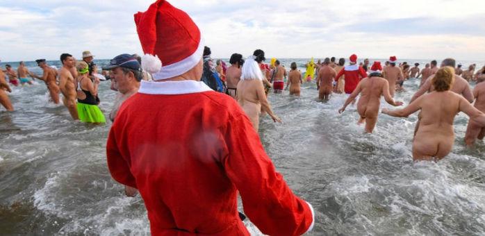 Para deixar as mazelas de 2017 para trás, pelados tomam tradicional banho de mar na praia nudista de Le Cap d?Agde, no sul da França