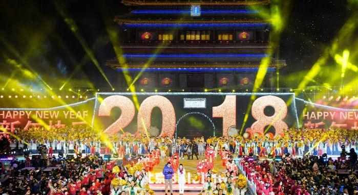 Chineses celebram a chegada de 2018 no Portão de Yongdingmen, em Pequim