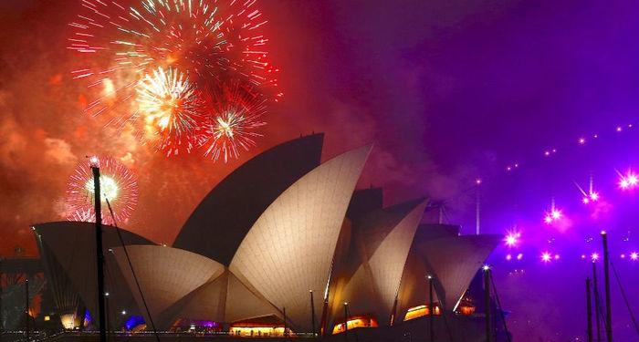 Começou! Fogos iluminam a noite e a edificação da Opera House, em Sydney (Austrália), na festa da virada para o Ano-Novo.