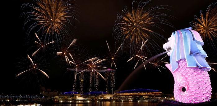 Fogos de artifício iluminam o céu da Marina Bay, próximo a Merlion, em Cingapura, celebrando a chegada de 2018