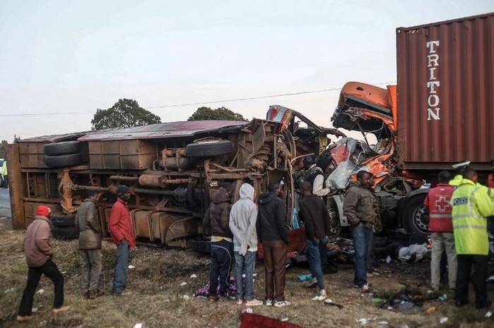 Colisão entre ônibus e caminhão deixa 30 mortos no Quênia