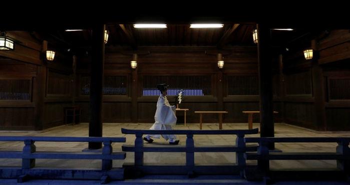 Religioso shintoísta se encaminha para ritual pelo Ano-Novo no Santuário Meiji, em Tóquio