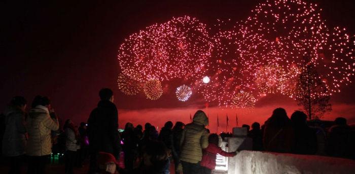 Da praça Kim Il Sung, norte-coreanos assistem à queima de fogos sobre o rio Taedong em comemoração à chegada de 2018, em Pyongyang