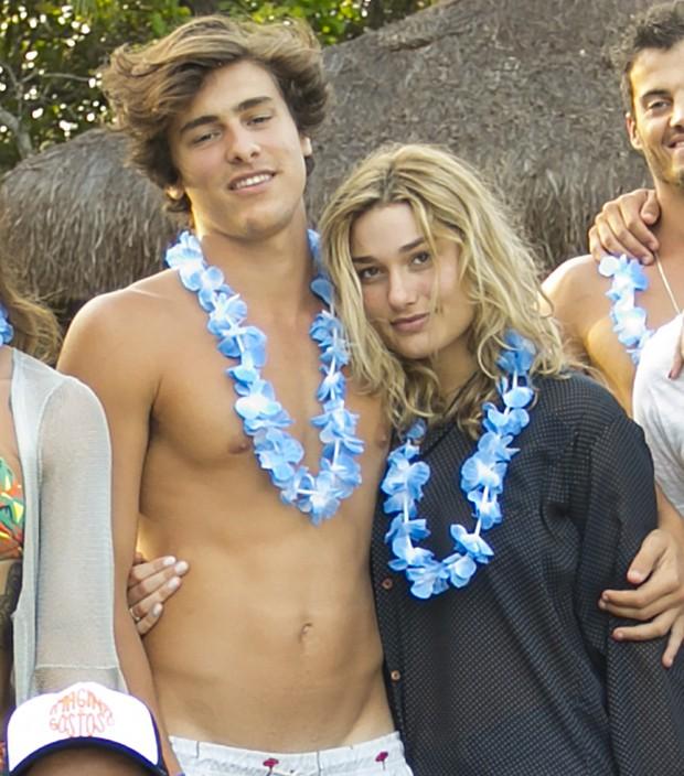 Sasha posa com novo namorado durante viagem com amigos