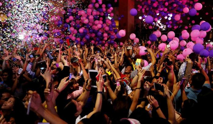 Balões fazem a festa durante a celebração da chegada do Ano-Novo no shopping Eastwood, em Manila, nas Filipinas