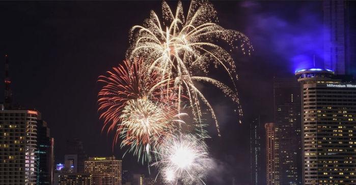 Show pirotécnico sobre o rio Chao Praya celebra a chegada do Ano-Novo em Bancoc, na Tailândia