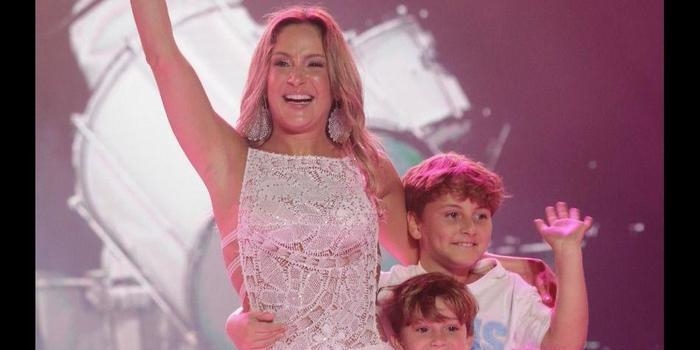Claudia Leitte recebe filhos no palco durante Festival em Salvador