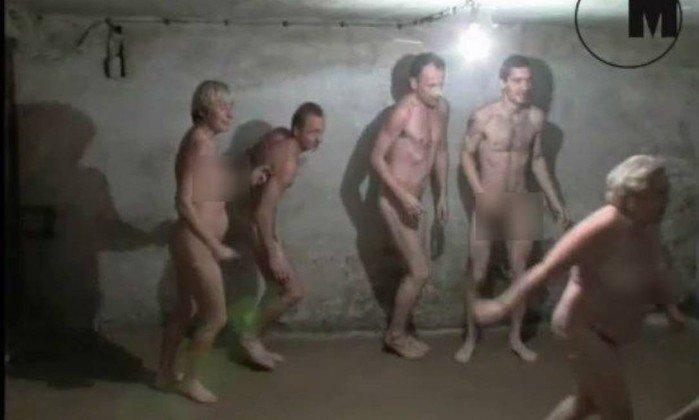 Vídeo de pessoas nuas brincando em câmara de gás causa revolta