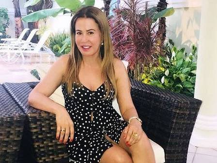 Aos 59 anos, Zilu Godoi posa de biquíni e exibe cintura finíssima