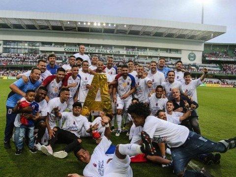 De volta à Série A, Paraná não perdoa e ironiza rival que caiu