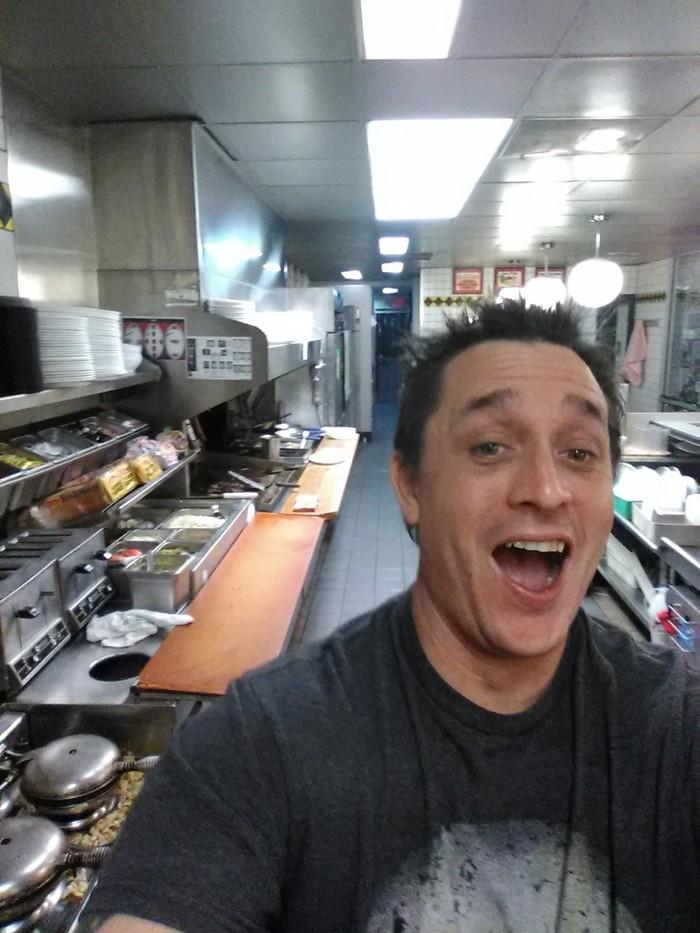 Homem flagra funcionário dormindo e cozinha seu próprio lanche