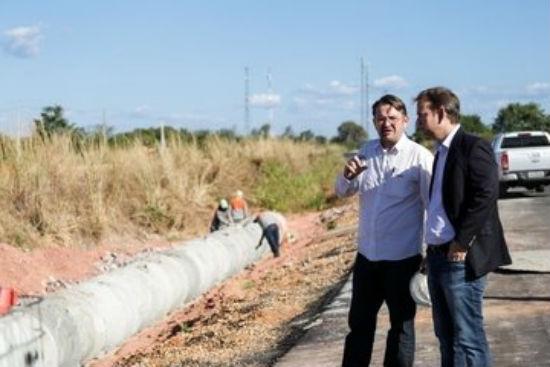 Diretor-geral do DER-PI confere andamento das obras de duplicação (Crédito: Rômulo Piauilino)