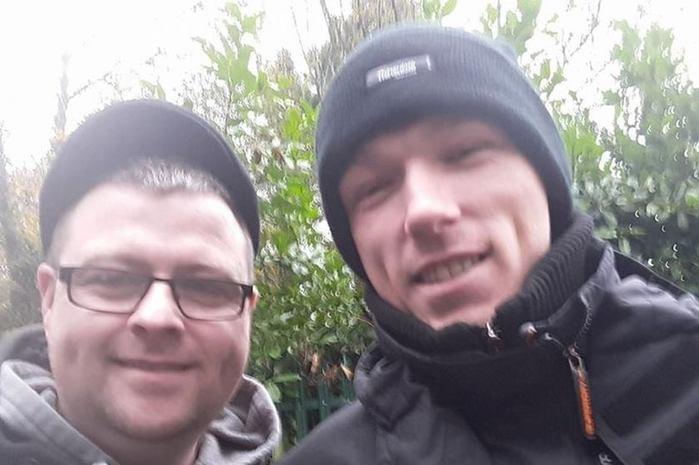 Homem conversa com morador de rua e descobre que ele é seu irmão