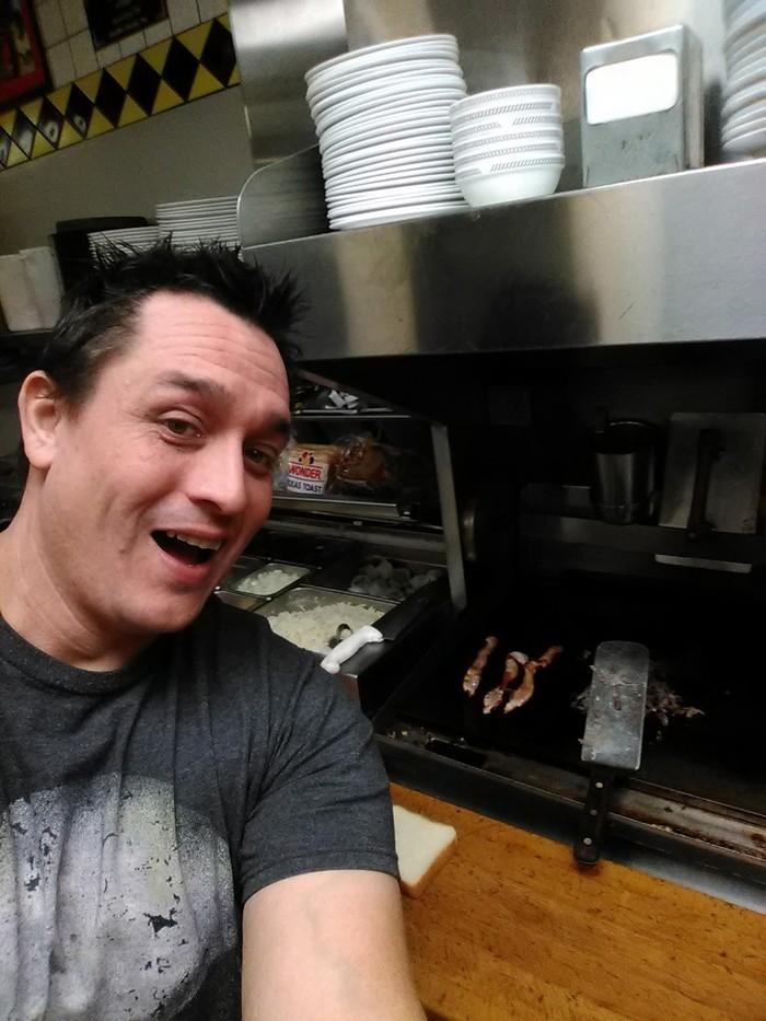 Homem flagra funcionário dormindo e cozinha seu próprio lanche