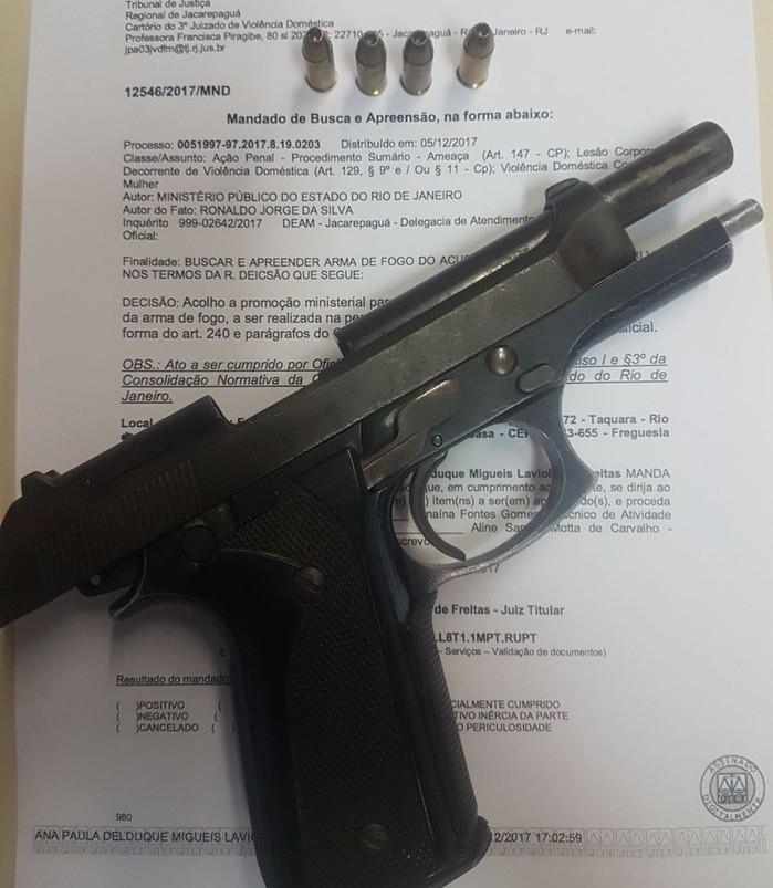 Cantor Naldo é denunciado por agressão e preso com arma de fogo