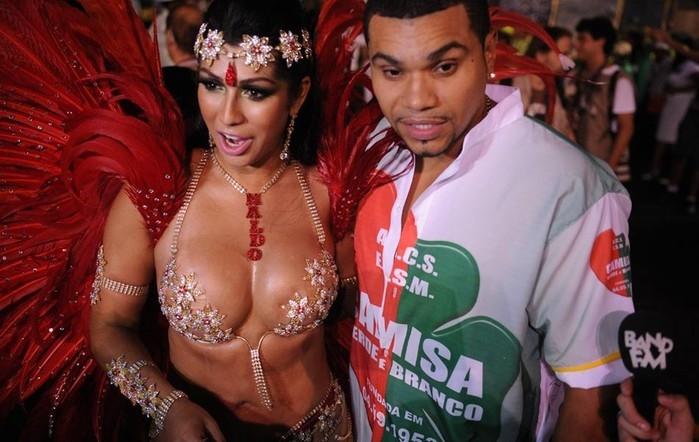 Cantor Naldo é denunciado por agressão e preso com arma de fogo