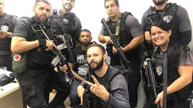 Fotos de policiais ao lado de Rogério 157, repercutem na internet