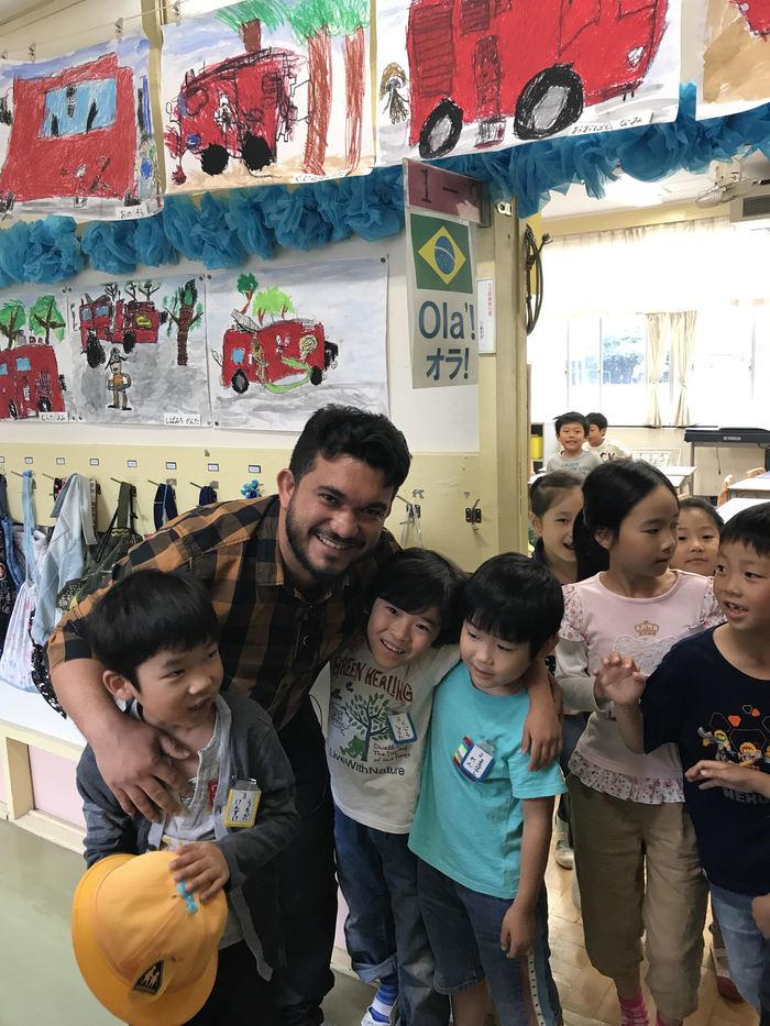 Diretor geral, Vilton Soares, durante visita em escola no Japão