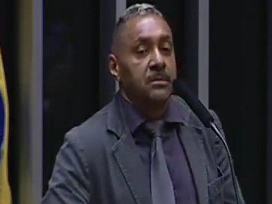 Em discurso no parlamento, Tiririca anuncia que deixará a política