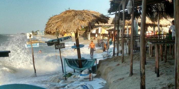Barracas na praia de Barra Grande são invadidas pela maré