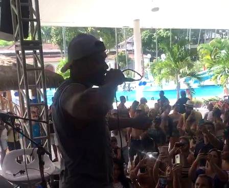 Naldo sai da prisão e faz show em festa de fim de ano da PM