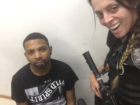 Policial que fez selfie com Rogério 157e tieta Naldo em delegacia