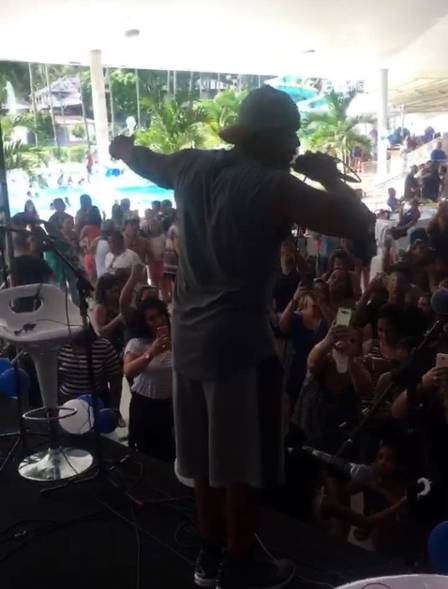 Naldo sai da prisão e faz show em festa de fim de ano da PM