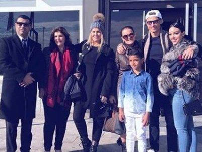 Irmã de CR7 mostra família viajando para premiação do Bola de Ouro