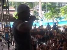 Naldo sai da prisão e faz show em festa de fim de ano da PM
