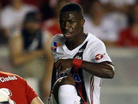 Zico quer Vinicius Jr. titular no Flamengo e torcida faz coro