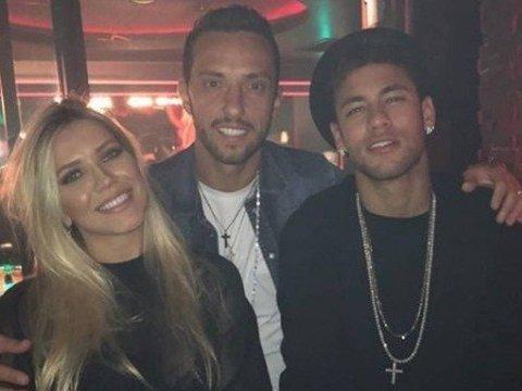 Neymar curte a noite com o amigo Nenê, do Vasco, em Paris