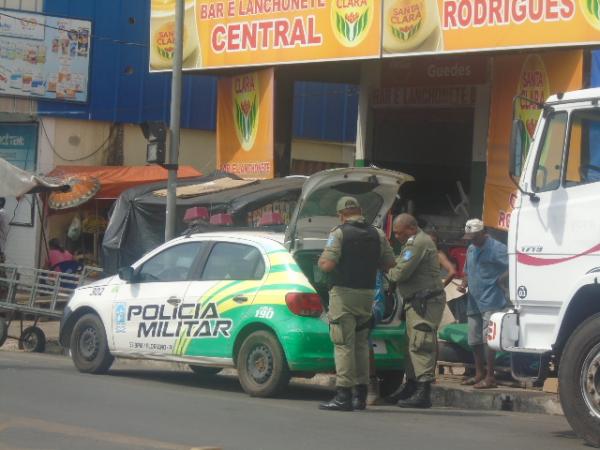 Casal é preso após praticar vários assaltos em mercado público