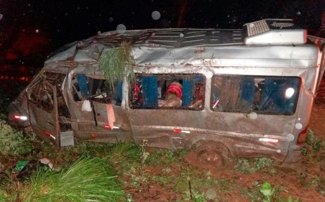 Van que vinha para o Piauí capota e deixa dez pessoas feridas na BA