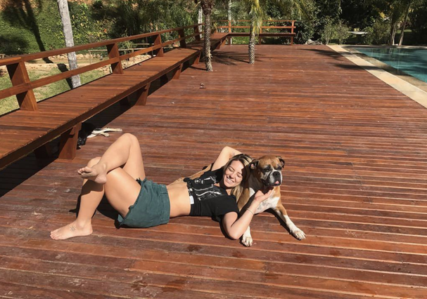 Paolla Oliveira posta foto na web e impressiona com boa forma