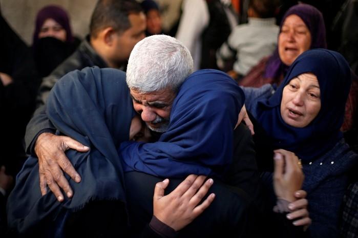 Família chora após morte de parente em consequência de ataque na Faixa de Gaza (Crédito: Suhaib Salem/Reuters)
