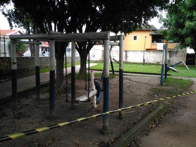 Criança morre atingida por tronco de balança de madeira em praça