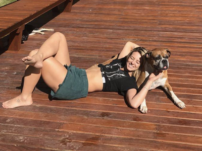 Paolla Oliveira posta foto na web e impressiona com boa forma